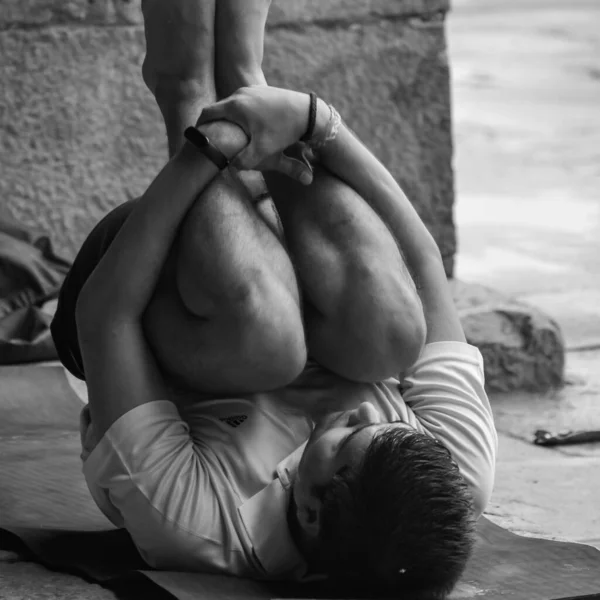 Inspirerad Indisk Ung Man Som Gör Yoga Asanas Lodhi Garden — Stockfoto