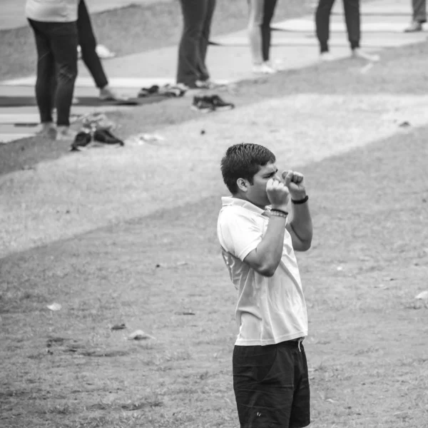 Εμπνευσμένος Νεαρός Ινδός Κάνει Γιόγκα Asanas Στο Lodhi Garden Park — Φωτογραφία Αρχείου