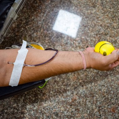 Kan bağışı kampındaki kan bağışı kampı her yıl 14 Haziran 'da, Balaji Tapınağı, Vivek Vihar, Delhi, Hindistan' da, kan bağışı için düzenlenen Dünya Kan bağışı gününde, Kan Bağışı Kampı 'nda el ele tutulur.