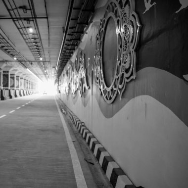Başbakan Narendra Modi Pragati Maidan Entegre Geçiş Koridoru Projesi 'nin Pragati Tüneli' ne adadı. Pragati Tüneli trafik hareketine açıldı, Pragati Tüneli 'nde graffiti - Siyah ve Beyaz