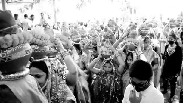 インド ニューデリー2022年4月3日 インド ヒンドゥ教徒の信者 ジャガナート寺院 マンガル カラシュ ヤトラ中にカラシュの頭を持つ女性は ココナッツを上にした神聖な水を含む土鍋を運ぶ — ストック動画