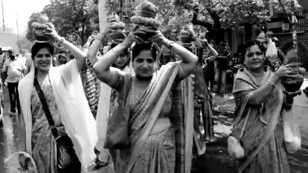 New Delhi India April 2022 Vrouwen Met Kalash Het Hoofd — Stockvideo