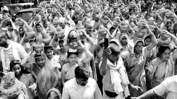 Nueva Delhi India Abril 2022 Mujeres Con Kalash Cabeza Durante — Vídeo de stock