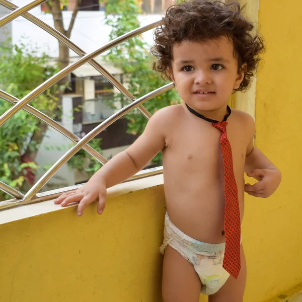 Bonito Menino Shivaay Casa Varanda Durante Verão Doce Menino Fotocaça — Fotografia de Stock