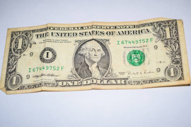 Beyaz arka planda bir dolara yakın, yakın planda bir Amerikan doları, merhum ABD Başkanı George Washington 'ın portresi.