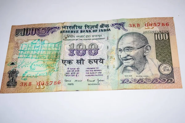 Nadir bulunan 100 rupilik banknotlar masanın üzerinde, Hindistan 'ın parası da dönen masanın üzerinde. Eski Hint Para Birimi notları masanın üzerinde, Hint Para Birimi masanın üstünde.