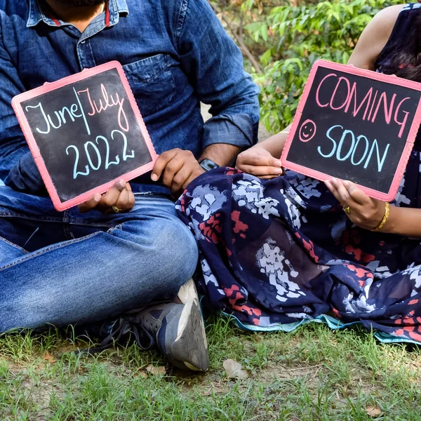 Couple Indien Posant Pour Maternité Bébé Shoot Couple Pose Dans — Photo