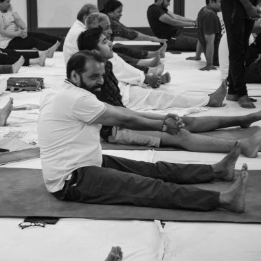 Delhi, Hindistan, 19 Haziran 2022 Balaji Tapınağı, Vivek Vihar, Uluslararası Yoga Günü, yoga sınıfına katılan yetişkinler için farklı yaş grupları için yoga seansı