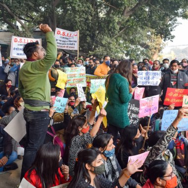 Yeni Delhi, Hindistan 25 Aralık 2021 - Delhi Sözleşmeli Konuk Öğretmenler Delhi AAP Hükümetini protesto eden posterler, bayraklar ve graffitilerle protesto ettiler