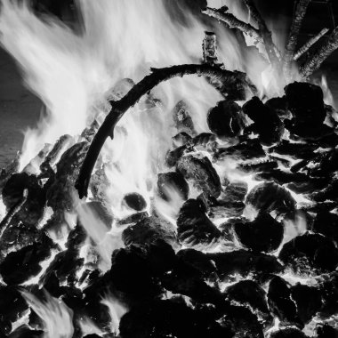 Siyah arka planda ateş alevleri, alev alev dokusu arka planda, çok güzel, ateş yanıyor, odun ve inek gübresi ile ateş siyah ve beyaz şenlik ateşi