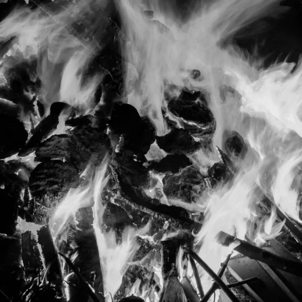 Siyah arka planda ateş alevleri, alev alev dokusu arka planda, çok güzel, ateş yanıyor, odun ve inek gübresi ile ateş siyah ve beyaz şenlik ateşi