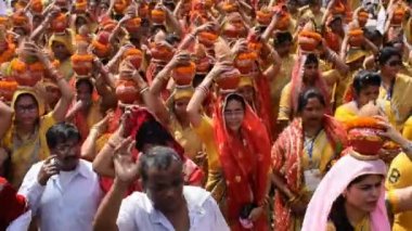 Yeni Delhi, Hindistan 3 Nisan 2022 - Jagannath Tapınağı sırasında Kalaşlı kadınlar Mangal Kalash Yatra, Hintli Hintli dindarlar üzerinde hindistan cevizi olan kutsal su dolu toprak kapları taşıyorlar