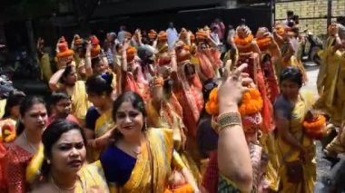 Yeni Delhi, Hindistan 3 Nisan 2022 - Jagannath Tapınağı sırasında Kalaşlı kadınlar Mangal Kalash Yatra, Hintli Hintli dindarlar üzerinde hindistan cevizi olan kutsal su dolu toprak kapları taşıyorlar