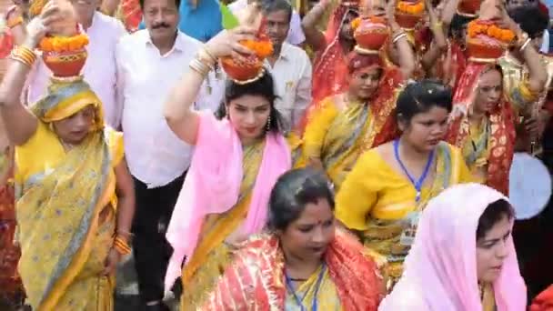 インド ニューデリー2022年4月3日 インド ヒンドゥ教徒の信者 ジャガナート寺院 マンガル カラシュ ヤトラ中にカラシュの頭を持つ女性は ココナッツを上にした神聖な水を含む土鍋を運ぶ — ストック動画