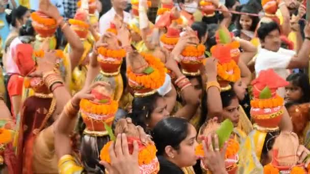 Нью Делі Індія Квітня 2022 Жінки Калашем Голові Під Час — стокове відео