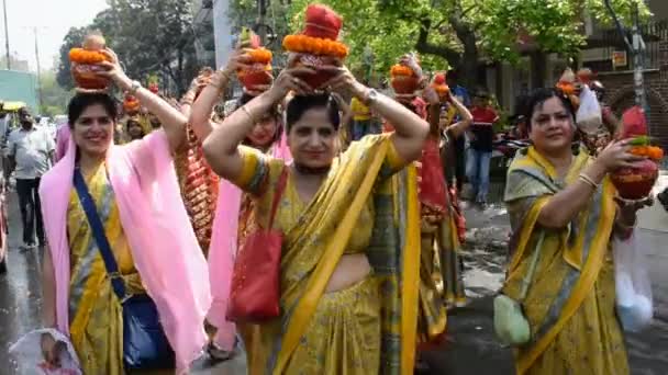 Yeni Delhi Hindistan Nisan 2022 Jagannath Tapınağı Sırasında Kalaşlı Kadınlar — Stok video