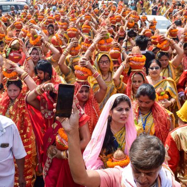 Yeni Delhi, Hindistan 3 Nisan 2022 - Jagannath Tapınağı sırasında Kalaşlı kadınlar Mangal Kalash Yatra, Hintli Hintli dindarlar üzerinde hindistan cevizi olan kutsal su dolu toprak kapları taşıyorlar
