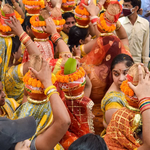 New Delhi Indie Kwietnia 2022 Kobiety Kalashem Głowie Podczas Jagannath — Zdjęcie stockowe