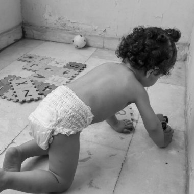 Şirin küçük çocuk Shivaay yaz mevsiminde balkonda, tatlı küçük çocuk gün ışığında fotoşop, küçük çocuk fotoğraf çekimi sırasında evde eğleniyor, siyah ve beyaz.