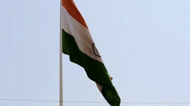Hindistan bayrağı Connaught Place 'de yavaş çekimde dalgalanırken mavi gökyüzünde gururla dalgalanırken, Hindistan bayrağı dalgalanırken, Bağımsızlık Günü' nde ve Hindistan 'da Hindistan bayrağı dalgalanırken, Hindistan bayrağı dalgalanırken,