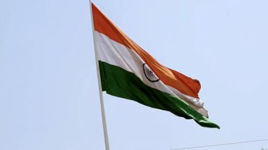 Hindistan bayrağı Connaught Place 'de yavaş çekimde dalgalanırken mavi gökyüzünde gururla dalgalanırken, Hindistan bayrağı dalgalanırken, Bağımsızlık Günü' nde ve Hindistan 'da Hindistan bayrağı dalgalanırken, Hindistan bayrağı dalgalanırken,