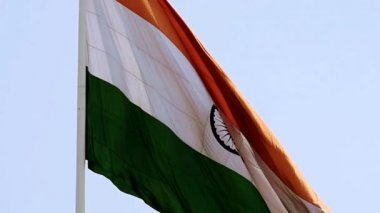 Hindistan bayrağı Connaught Place 'de yavaş çekimde dalgalanırken mavi gökyüzünde gururla dalgalanırken, Hindistan bayrağı dalgalanırken, Bağımsızlık Günü' nde ve Hindistan 'da Hindistan bayrağı dalgalanırken, Hindistan bayrağı dalgalanırken,
