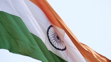 Hindistan bayrağı Connaught Place 'de yavaş çekimde dalgalanırken mavi gökyüzünde gururla dalgalanırken, Hindistan bayrağı dalgalanırken, Bağımsızlık Günü' nde ve Hindistan 'da Hindistan bayrağı dalgalanırken, Hindistan bayrağı dalgalanırken,