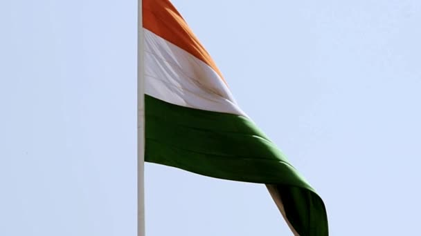 Intian Lippu Liehuu Korkealla Connaught Placessa Ylpeänä Sinisestä Taivaasta Intian — kuvapankkivideo