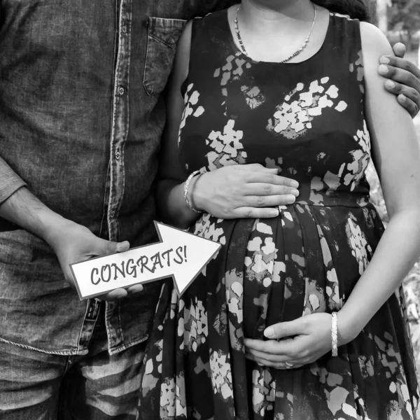 Casal Indiano Posando Para Filmagem Bebê Maternidade Casal Está Posando — Fotografia de Stock