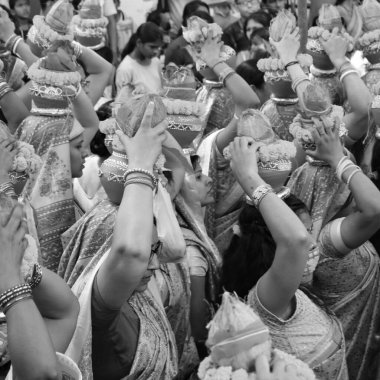 Delhi, Hindistan 3 Nisan 2022 - Jagannath Tapınağı sırasında Kalaşlı kadınlar Mangal Kalash Yatra, Hint Hintli dindarlar üzerinde hindistan cevizi ve siyah-beyaz hindistancevizi içeren toprak kapları taşıyorlar