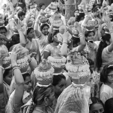Delhi, Hindistan 3 Nisan 2022 - Jagannath Tapınağı sırasında Kalaşlı kadınlar Mangal Kalash Yatra, Hint Hintli dindarlar üzerinde hindistan cevizi ve siyah-beyaz hindistancevizi içeren toprak kapları taşıyorlar