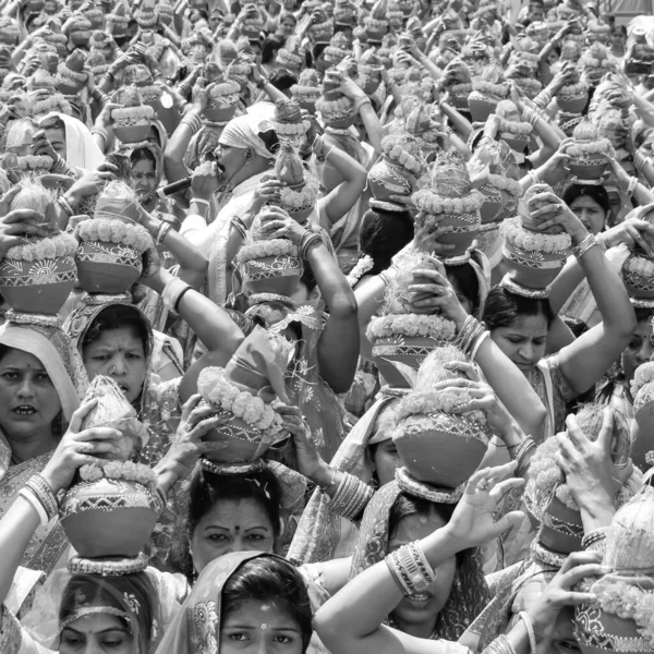 Delhi India Abril 2022 Mujeres Con Kalash Cabeza Durante Templo — Foto de Stock