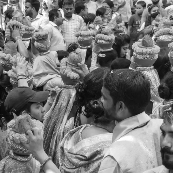 Delhi Indien April 2022 Kvinnor Med Kalash Huvudet Jagannath Temple — Stockfoto