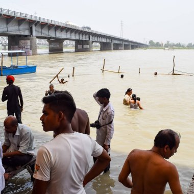 Garh Mukteshwar, Uttar Pradesh, Hindistan - 11 Haziran 2022 - Hindular için çok ünlü dini bir yer olan Garh Ganga Brij ghat manzarası olan Nirjala Ekadashi için insanlar kutsal bir dalış yapıyorlar.