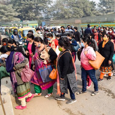 Yeni Delhi, Hindistan 25 Aralık 2021 - Delhi Sözleşmeli Konuk Öğretmenler Delhi AAP Hükümetini protesto eden posterler, bayraklar ve graffitilerle protesto ettiler