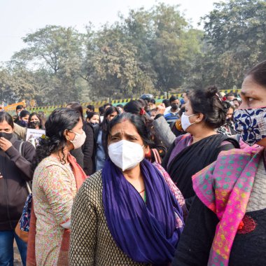 Yeni Delhi, Hindistan 25 Aralık 2021 - Delhi Sözleşmeli Konuk Öğretmenler Delhi AAP Hükümetini protesto eden posterler, bayraklar ve graffitilerle protesto ettiler