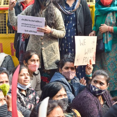 Yeni Delhi, Hindistan 25 Aralık 2021 - Delhi Sözleşmeli Konuk Öğretmenler Delhi AAP Hükümetini protesto eden posterler, bayraklar ve graffitilerle protesto ettiler