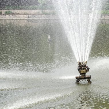 Delhi 'deki Lodhi Garden kompleksindeki çeşme, Lodhi Garden kompleksindeki çeşme, çeşmedeki su, sabah vakti Lodhi Garden parkındaki çeşme.
