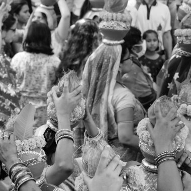 Delhi, Hindistan 3 Nisan 2022 - Jagannath Tapınağı sırasında Kalaşlı kadınlar Mangal Kalash Yatra, Hint Hintli dindarlar üzerinde hindistan cevizi ve siyah-beyaz hindistancevizi içeren toprak kapları taşıyorlar