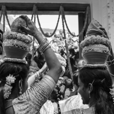 Delhi, Hindistan 3 Nisan 2022 - Jagannath Tapınağı sırasında Kalaşlı kadınlar Mangal Kalash Yatra, Hint Hintli dindarlar üzerinde hindistan cevizi ve siyah-beyaz hindistancevizi içeren toprak kapları taşıyorlar