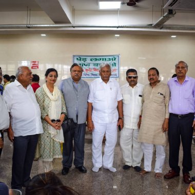 Yeni Delhi, Hindistan, Haziran 19, 2022 - Delhi Vidhansabha 'da Delhi Vidhansabha' da Balaji Tapınağı, Vivek Vihar, Delhi, Hindistan 'da düzenlenen Kan bağışı kampında, Nihat Goel (beyaz kıyafetli) konuşmacı