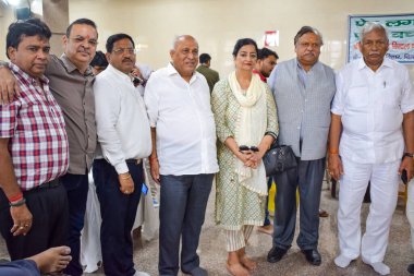 Yeni Delhi, Hindistan, Haziran 19, 2022 - Delhi Vidhansabha 'da Delhi Vidhansabha' da Balaji Tapınağı, Vivek Vihar, Delhi, Hindistan 'da düzenlenen Kan bağışı kampında, Nihat Goel (beyaz kıyafetli) konuşmacı