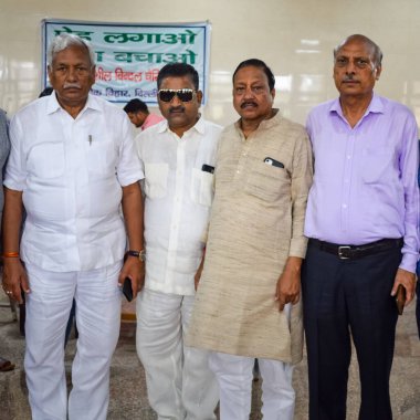 Yeni Delhi, Hindistan, Haziran 19, 2022 - Delhi Vidhansabha 'da Delhi Vidhansabha' da Balaji Tapınağı, Vivek Vihar, Delhi, Hindistan 'da düzenlenen Kan bağışı kampında, Nihat Goel (beyaz kıyafetli) konuşmacı
