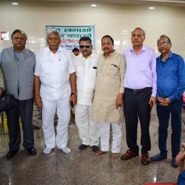 Yeni Delhi, Hindistan, Haziran 19, 2022 - Delhi Vidhansabha 'da Delhi Vidhansabha' da Balaji Tapınağı, Vivek Vihar, Delhi, Hindistan 'da düzenlenen Kan bağışı kampında, Nihat Goel (beyaz kıyafetli) konuşmacı