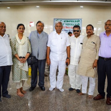 Yeni Delhi, Hindistan, Haziran 19, 2022 - Delhi Vidhansabha 'da Delhi Vidhansabha' da Balaji Tapınağı, Vivek Vihar, Delhi, Hindistan 'da düzenlenen Kan bağışı kampında, Nihat Goel (beyaz kıyafetli) konuşmacı