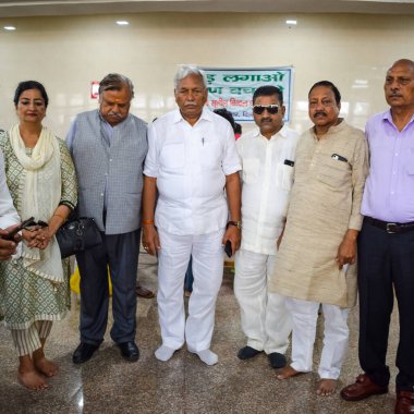 Yeni Delhi, Hindistan, Haziran 19, 2022 - Delhi Vidhansabha 'da Delhi Vidhansabha' da Balaji Tapınağı, Vivek Vihar, Delhi, Hindistan 'da düzenlenen Kan bağışı kampında, Nihat Goel (beyaz kıyafetli) konuşmacı