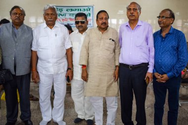 Yeni Delhi, Hindistan, Haziran 19, 2022 - Delhi Vidhansabha 'da Delhi Vidhansabha' da Balaji Tapınağı, Vivek Vihar, Delhi, Hindistan 'da düzenlenen Kan bağışı kampında, Nihat Goel (beyaz kıyafetli) konuşmacı