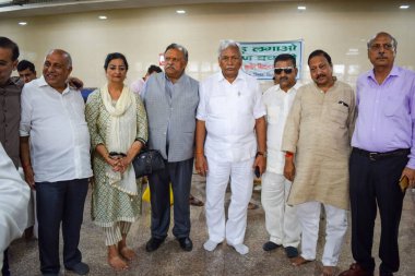 Yeni Delhi, Hindistan, Haziran 19, 2022 - Delhi Vidhansabha 'da Delhi Vidhansabha' da Balaji Tapınağı, Vivek Vihar, Delhi, Hindistan 'da düzenlenen Kan bağışı kampında, Nihat Goel (beyaz kıyafetli) konuşmacı