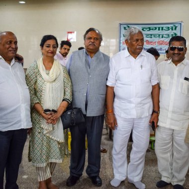 Yeni Delhi, Hindistan, Haziran 19, 2022 - Delhi Vidhansabha 'da Delhi Vidhansabha' da Balaji Tapınağı, Vivek Vihar, Delhi, Hindistan 'da düzenlenen Kan bağışı kampında, Nihat Goel (beyaz kıyafetli) konuşmacı