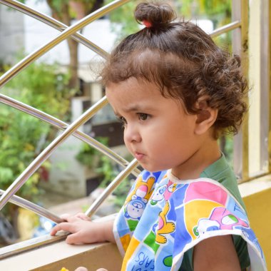 Şirin küçük çocuk Shivaay yaz zamanı evde balkonda, tatlı küçük çocuk gün ışığında fotoşop, küçük çocuk fotoğraf çekimi sırasında evde eğleniyor.